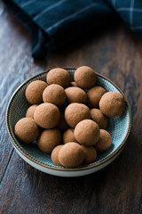 Tiramisu Flavored Chocolate Truffle Pralines / Sweet Mini Balls for Snacks