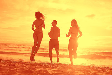 silhouette of friends sunset sea summer / group of young friends men and women in summer have a rest and have fun on the sea, happy sea sunset