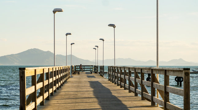 Por-do-sol no trapiche da praia