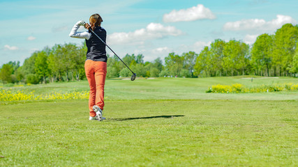 Jugadora de golf femenino en campo de golf profesional