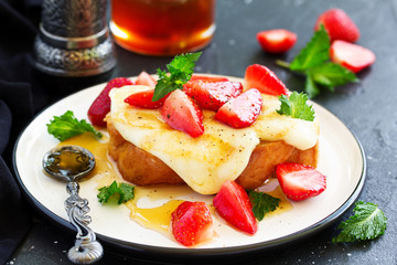 toast with grilled mozzarella, fresh strawberries and honey. Useful zavstrak.