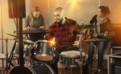 Naklejka premium Garage band rehearsing in studio