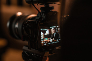 Camara de fotos profesional con pantalla encendida