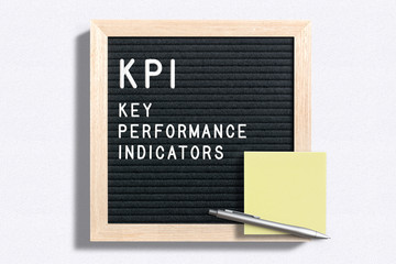 Buchstabentafel mit Aufschrift "KPI - Key Performance Indicators"