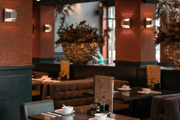 Mesas en restaurante asiatico. Decoracion en restaurante chino.