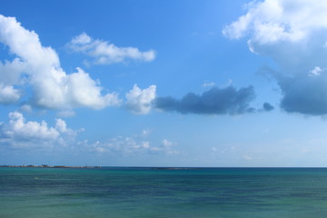 窓から見える海