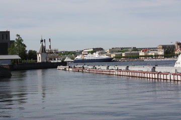 Fototapeta premium view of the Neva river and the embankment of St. Petersburg 