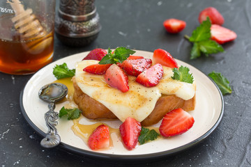 toast with grilled mozzarella, fresh strawberries and honey. Useful zavstrak.
