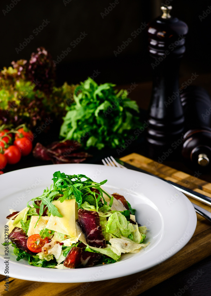 Poster salad with baked beet, blue cheese, ham and green mix with pesto