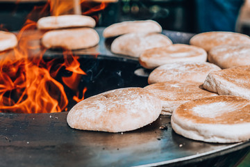 Pan caliente en horno natural para preparar hamburguesas