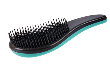 Brosse à cheveux en plastique sur fond blanc 