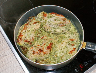 Свиная шейка жарится на сковородке