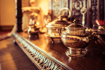 argenterie sur le meuble ancien