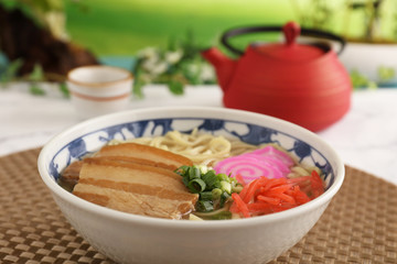 沖縄伝統料理の三枚肉そば