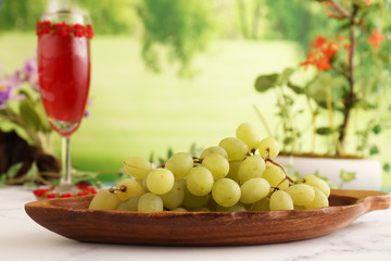 新鮮な果物とワイン