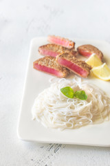 Rice noodles with fried tuna