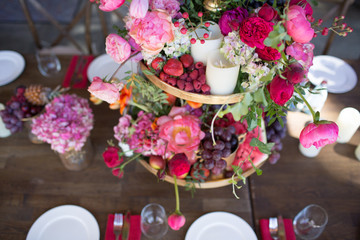 Wedding table decor in red white pink colors