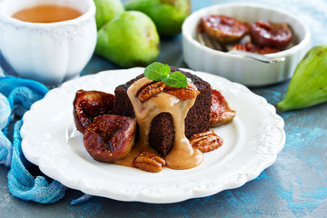 Sticky pudding with caramel sauce and