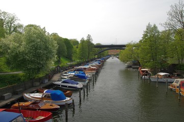 Fototapeta na wymiar Kanal und Anleger in Stockholm