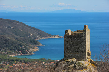 Fototapeta na wymiar Torre San Giovanni e Marina di Campo, veduta aerea. Isola d'Elba, Toscana, Italia