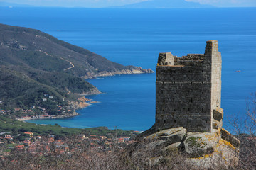 Fototapeta premium Torre San Giovanni e Marina di Campo, veduta aerea. Isola d'Elba, Toscana, Italia
