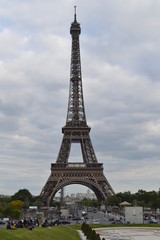 Fototapeta na wymiar Paseando por Trocadéro vista a la torre Eiffel