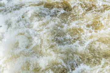 Ein reißender Fluss bei Hochwasser im Frühling, Deutschland