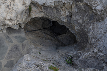 Eine gefährliche Route durch eine Höle
