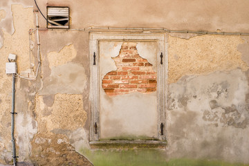 Mit Ziegelsteine zugemauertes Fenster, Deutschland