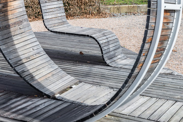 Fototapeta premium Moderne geometrische Holzkonstruktion gedacht als Sitzgelegenheit, Deutschland