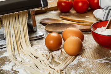 Máquina ara hacer pastas caseras espaguettis vista de cerca © Mercedes Fittipaldi