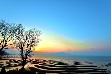 美しい夕焼けの海 　絶景の夕日と干潟模様撮影写真 　日本　 宇土市 御輿来海岸　Beautiful sunset sea 　Pictures of the beautiful sunset and tidal flat pattern　 Japan 　Uto city Okoshiki coast