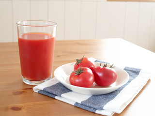 新鮮なトマトとトマトジュース