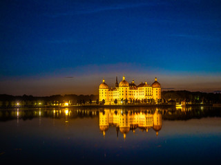 Fototapeta na wymiar Schloss Moritzburg bei Nacht 1