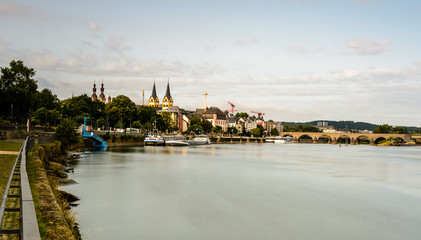 Fototapeta na wymiar Moselufer in Koblenz bei Sonnenaufgang