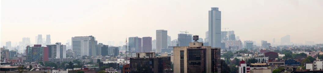 Fototapeta na wymiar Panorámica de la Ciudad de México, con contaminacion, vista desde el monumento a la revolución