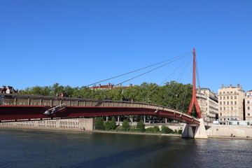 Lyon - La passerelle piétonne du palais de justice sur la Saône inaugurée en 1983