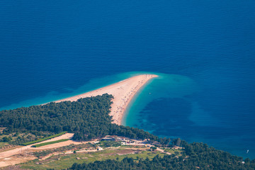 Prachtig panorama van het beroemde Adriatische strand Zlatni Rat (Gouden Kaap of Gouden Hoorn) met turquoise water, eiland Brac Kroatië zomer. Beroemd Adriatisch strand Zlatni Rat in Bol, Brac, Kroatië.