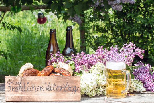 Text "Fr&ouml;hlichen Vatertag" mit Bratwurst und Bier vom Grill
