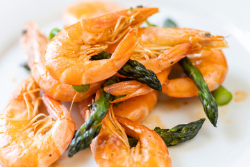 grilled prawns with green asparagus