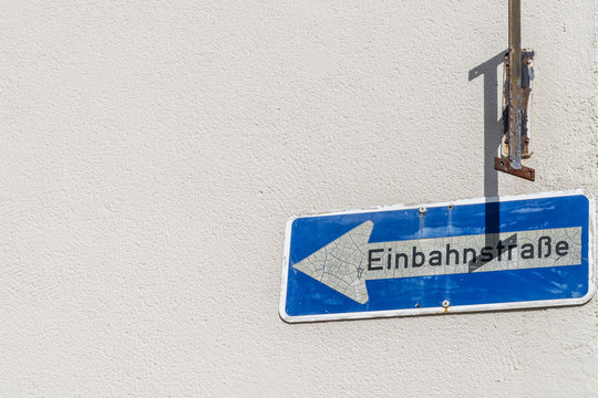 Ein Einbahnstraßen Straßenschild mit deutschem Wort für Einbahnstraße, Deutschland