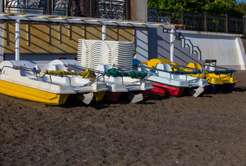 Fototapeta na wymiar walking boats on a ply sandy sea beach