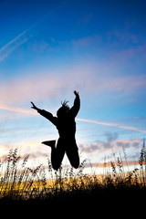 Mädchen springt vor Freude in die Luft
