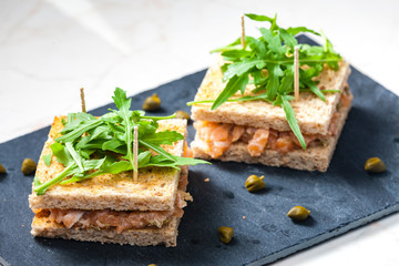 salmon tartare with green ruccola
