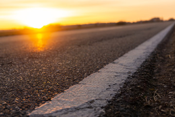 Straße im Sonnenuntergang