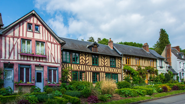 Maisons normandes anciennes &agrave; colombages, Le Bec Hellouin, France