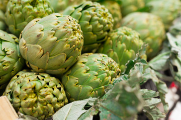 Obraz premium Fresh artichokes on market counter