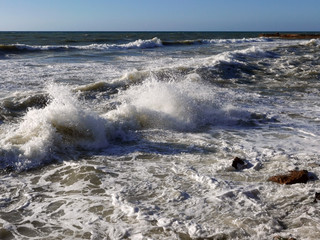immagine di mare mosso all'imbrunire