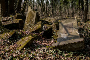 broken jewish matzevah