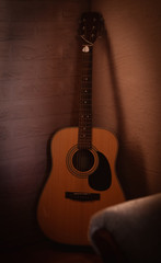 Obraz na płótnie Canvas acoustic guitar in the corner of the room. loft style